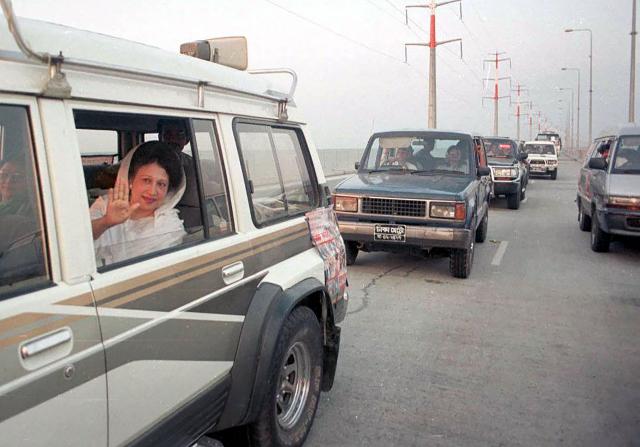 (FILES) Main opposition Bangladesh Nationalist Party (BNP) chief Khaleda Zia (L) waves while crossing the Bangabandhu Bridge over the Jamuna river in Tangail on May 16, 1999 as she leads an anti-government cross country "road march". Bangladesh's former prime minister Khaleda Zia, who many believed would sweep elections next year to lead her country once again, died on December 30, 2025 aged 80, her Bangladesh Nationalist Party said. (Photo by AFP)