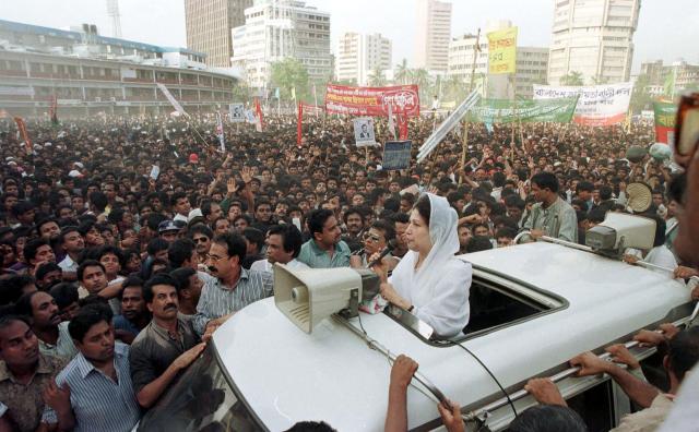 (FILES) Bangladesh's main opposition leader and former prime minister Khaleda Zia leads a mass anti-government protest march in Dhaka on May 3, 1999. Bangladesh's former prime minister Khaleda Zia, who many believed would sweep elections next year to lead her country once again, died on December 30, 2025 aged 80, her Bangladesh Nationalist Party said. (Photo by Mufty MUNIR / AFP)