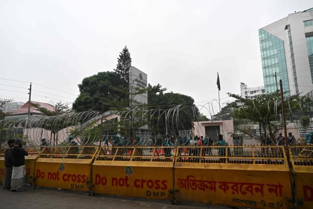Police personnel stand guard behind barricades outside the Evercare hospital in Dhaka on December 30, 2025, after Bangladesh's former prime minister Khaleda Zia's death. Zia, who many believed would sweep elections next year to lead her country once again, died on December 30 aged 80, her Bangladesh Nationalist Party said. (Photo by Munir UZ ZAMAN / AFP)