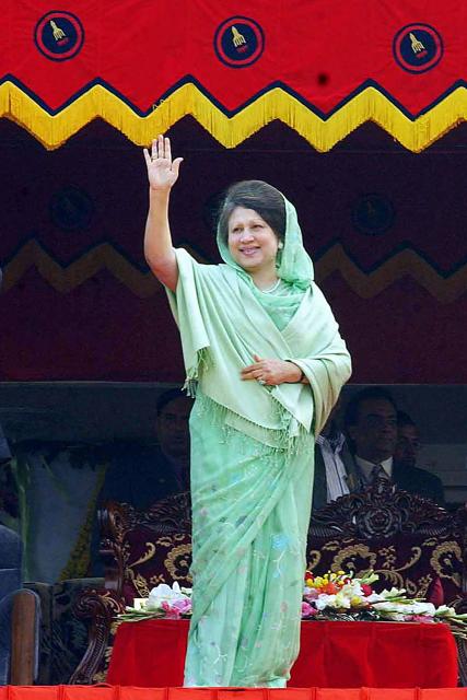 (FILES) Bangladeshi Prime Minister Khaleda Zia waves as she arrives to inaugurate the South Asian Football Fedaration (SAFF) championships in Dhaka on January 10, 2003. Bangladesh's former prime minister Khaleda Zia, who many believed would sweep elections next year to lead her country once again, died on December 30, 2025 aged 80, her Bangladesh Nationalist Party said. (Photo by Jewel SAMAD / AFP)