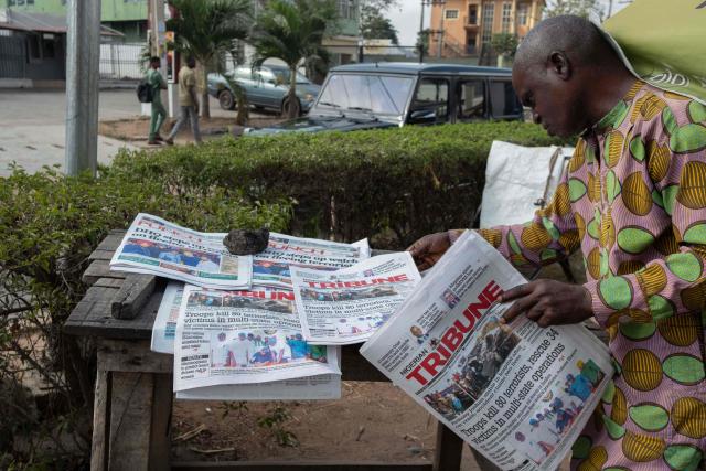 A resident reads newspapers bearing headlines about a road accident involving British boxer Anthony Joshua, who was hospitalized in stable condition after a crash that killed two people, at a stall in Abeokuta on December 30, 2025. Former world heavyweight boxing champion Anthony Joshua was in a "stable condition" in hospital after a car accident in Nigeria that killed two close friends and associates, his promoter announced on December 29, 2025.
Matchroom confirmed police and media reports that he was involved in the smash, which happened on December 29, 2025 morning on a main road linking Lagos and Ibadan in the southwest of the country. (Photo by TOYIN ADEDOKUN / AFP)