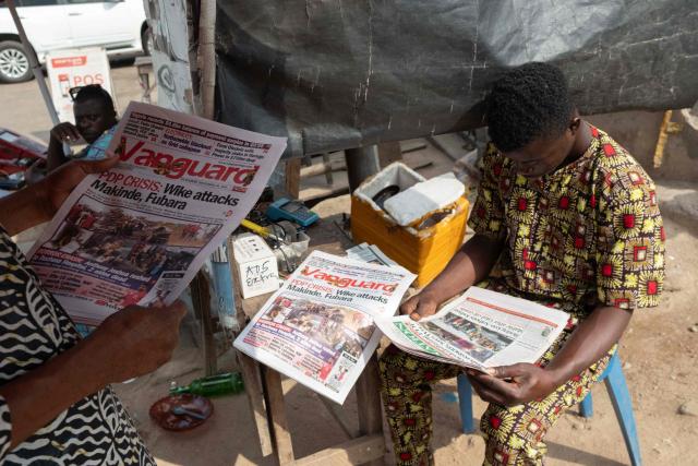 Residents read newspapers bearing headlines about a road accident involving British boxer Anthony Joshua, who was hospitalized in stable condition after a crash that killed two people, in Abeokuta on December 30, 2025. Former world heavyweight boxing champion Anthony Joshua was in a "stable condition" in hospital after a car accident in Nigeria that killed two close friends and associates, his promoter announced on December 29, 2025.
Matchroom confirmed police and media reports that he was involved in the smash, which happened on December 29, 2025 morning on a main road linking Lagos and Ibadan in the southwest of the country. (Photo by TOYIN ADEDOKUN / AFP)