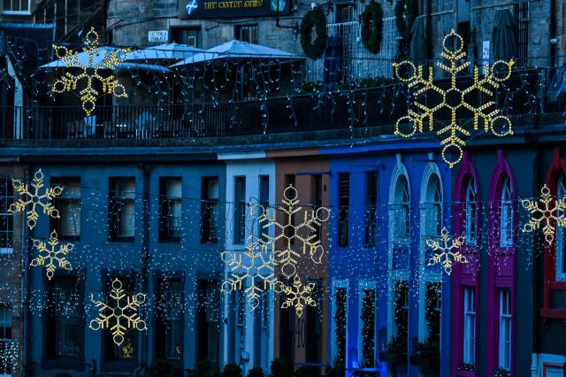 This general view shows festive lighting on Victoria Street in Edinburgh on December 30, 2025, ahead of the annual Hogmanay street party which culminates in a midnight fireworks display over the castle. An estimated 100,000 people from dozens of countries are expected in Edinburgh for the New Year events, the centrepiece of which is a street party and fireworks display on December 31. (Photo by Andy Buchanan / AFP)