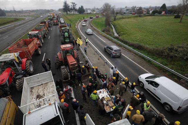 Farmers and members of various agricultural unions gather and block part of the A64 motorway, in Cazeres, south-western France, on December 30, 2025. (Photo by Valentine CHAPUIS / AFP)