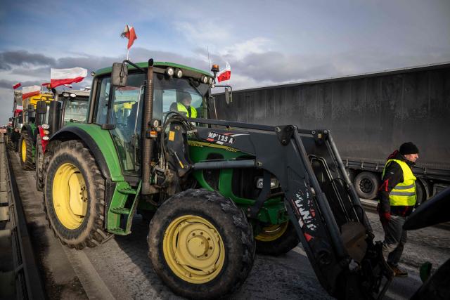 Polish farmers protest against the upcoming signing of a trade agreement between the European Union (EU) and the South American bloc Mercosur along the road next to the town of Wiskitki, on December 30, 2025. The EU-Mercosur pact would create the world's biggest free-trade area and help EU members export more vehicles, machinery, wines and spirits to Latin America at a time of global trade tensions. Farmers worry the Mercosur deal will see them undercut by a flow of cheaper goods from agricultural giant Brazil and its neighbours. (Photo by Wojtek RADWANSKI / AFP)
