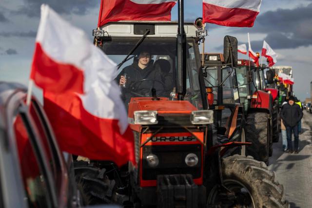 A participant sits in a tractor as Polish farmers protest against the upcoming signing of a trade agreement between the European Union (EU) and the South American bloc Mercosur along the road next to the town of Wiskitki, on December 30, 2025. The EU-Mercosur pact would create the world's biggest free-trade area and help EU members export more vehicles, machinery, wines and spirits to Latin America at a time of global trade tensions. Farmers worry the Mercosur deal will see them undercut by a flow of cheaper goods from agricultural giant Brazil and its neighbours. (Photo by Wojtek RADWANSKI / AFP)