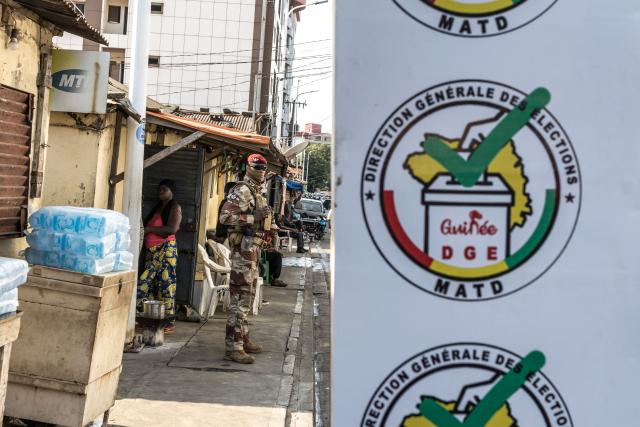 A member of the Guinean Special Forces unit stands guard outside the General Directorate of Elections (DGE) during the announcement of official partial results of Guinea’s presidential election in Conakry, on December 30, 2025. Guinea's junta chief, who had pledged not to run for office after seizing power four years ago, has a large lead in presidential elections held at the weekend, according to initial results published late December 29. (Photo by PATRICK MEINHARDT / AFP)