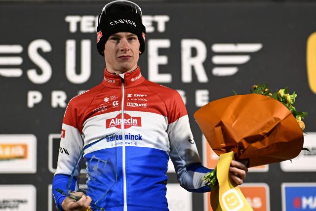 Winner Dutch Tibor Del Grosso poses on the podium of the men's elite race of Diegem Cross cyclocross cycling event, stage 6 (out of 8) in the Superprestige cyclocross cycling competition in Diegem on December 30, 2025. (Photo by JASPER JACOBS / Belga / AFP) / Belgium OUT