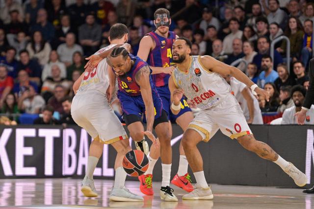 Barcelona's US guard #0 Kevin Punter blows past AS Monaco's French guard #0 Elie Okobo (R) during the Euroleague basketball between FC Barcelona and Monaco at Palau Blaugrana Arena in Barcelona, Spain on December 30, 2025. (Photo by MANAURE QUINTERO / AFP)