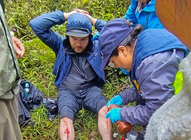 An injured passenger from one of the two trains affected after a head-on collision connecting Machu Picchu with Ollantaytambo receives medical attention in Pampacahua, Cusco Department, Peru, on December 30, 2025. On December 30, 2025, a head-on collision between two trains on the line that services Peru's Machu Picchu killed one person and injured at least 40 others, authorities said, updating an earlier toll. (Photo by Carolina Paucar / AFP)