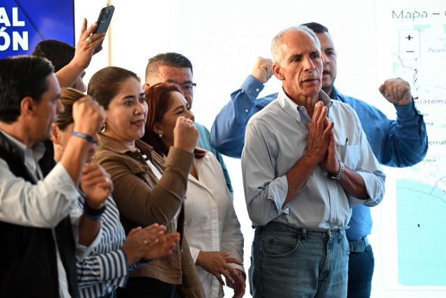 (FILES) Honduras' presidential candidate of the National Party Nasry Asfura (2-R) gestures during a press conference in Tegucigalpa on December 1, 2025, a day after the presidential election. Honduran President-elect Nasry Asfura, backed by US President Donald Trump, will govern with a weak majority in Congress that will force him to forge alliances, according to the final composition of the legislature announced on December 30, 2025. (Photo by Marvin RECINOS / AFP)