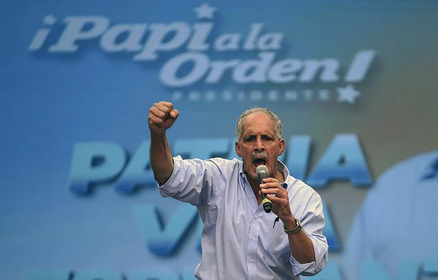 (FILES) The current mayor of Tegucigalpa and presidential candidate for the ruling National party, Nasry Asfura, better known as "Papi a la Orden" (Daddy at your service), addresses supporters during a campaign rally in front of the Presidential House, in Tegucigalpa, on November 7, 2021. Honduran President-elect Nasry Asfura, backed by US President Donald Trump, will govern with a weak majority in Congress that will force him to forge alliances, according to the final composition of the legislature announced on December 30, 2025. (Photo by Orlando SIERRA / AFP)
