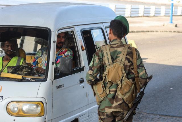 A member of the security forces mans a checkpoint in Aden, where the internationally recognised government is based, on December 31, 2025. Saudi Arabia welcomes the UAE's troop withdrawal in Yemen but tensions will remain while Abu Dhabi backs separatists there, a source close to the Saudi government told AFP on December 31, 2025. The UAE-backed Southern Transitional Council's forces have swept through divided Yemen's government-run areas this month, seizing much of resource-rich Hadramawt bordering Saudi Arabia and neighbouring Mahra province. (Photo by Saleh Al-OBEIDI / AFP)
