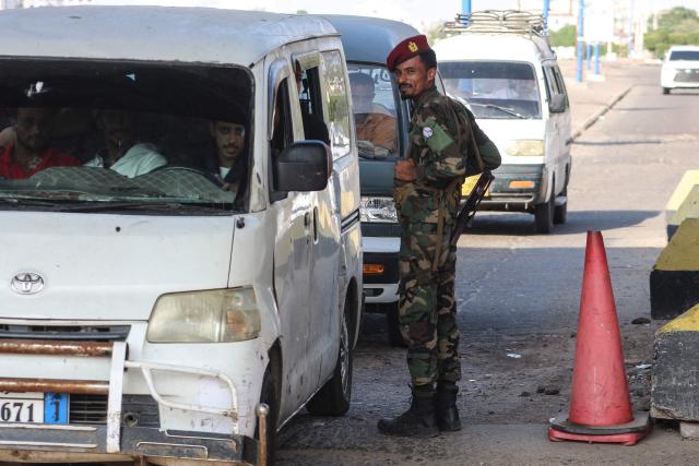 A member of the security forces mans a checkpoint in Aden, where the internationally recognised government is based, on December 31, 2025. Saudi Arabia welcomes the UAE's troop withdrawal in Yemen but tensions will remain while Abu Dhabi backs separatists there, a source close to the Saudi government told AFP on December 31, 2025. The UAE-backed Southern Transitional Council's forces have swept through divided Yemen's government-run areas this month, seizing much of resource-rich Hadramawt bordering Saudi Arabia and neighbouring Mahra province. (Photo by Saleh Al-OBEIDI / AFP)