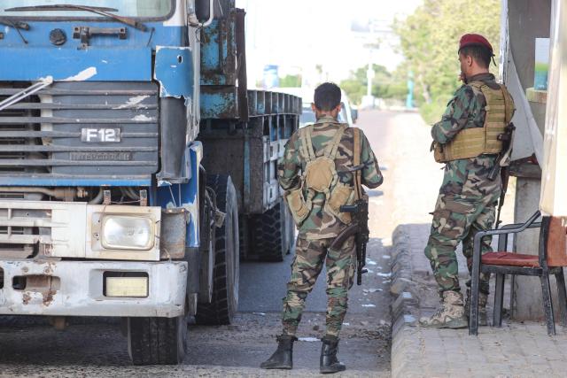 Members of the security forces man a checkpoint in Aden, where the internationally recognised government is based, on December 31, 2025. Saudi Arabia welcomes the UAE's troop withdrawal in Yemen but tensions will remain while Abu Dhabi backs separatists there, a source close to the Saudi government told AFP on December 31, 2025. The UAE-backed Southern Transitional Council's forces have swept through divided Yemen's government-run areas this month, seizing much of resource-rich Hadramawt bordering Saudi Arabia and neighbouring Mahra province. (Photo by Saleh Al-OBEIDI / AFP)
