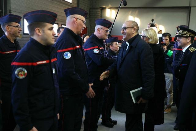 France's Interior Minister Laurent Nunez meets French firefighters at the Department Fire and Rescue Service (Service Départemental d'Incendie et de Secours - SDIS) ahead of New Year's Eve, in Villiers-le-Bel, a suburb of Paris, on December 31, 2025. (Photo by Alain JOCARD / POOL / AFP)