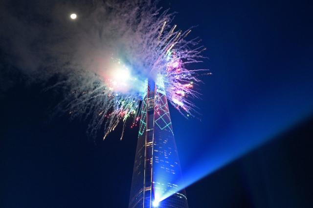 Fireworks light up the midnight sky over the Lotte World Tower, South Korea's tallest building in Seoul during New Year’s Day celebrations on January 1, 2026. (Photo by Jung Yeon-je / AFP)