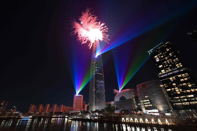 Fireworks light up the midnight sky over the Lotte World Tower, South Korea's tallest building in Seoul during New Year’s Day celebrations on January 1, 2026. (Photo by Jung Yeon-je / AFP)