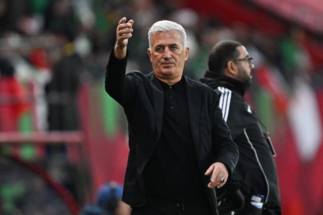 Algeria's Bosnian head coach Vladimir Petkovic gestures during the Africa Cup of Nations (CAN) Group E football match between Equatorial Guinea and Algeria at Moulay Hassan Stadium in Rabat on December 31, 2025. (Photo by Gabriel BOUYS / AFP)