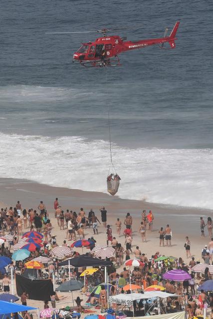 A first responder lifeguard helicopter rescues a diver on the eve of New Year’s celebrations at Copacabana Beach in Rio de Janeiro, Brazil on December 31, 2025. (Photo by Daniel RAMALHO / AFP)