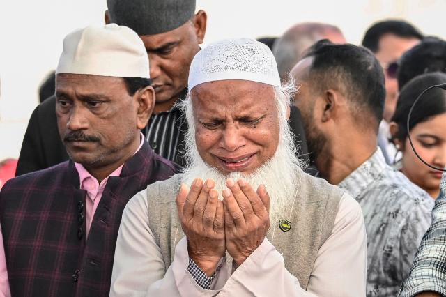 Supporters of the Bangladesh Nationalist Party (BNP) and mourners pray at the grave of former prime minister Khaleda Zia in Dhaka on January 1, 2026. Bangladesh bid farewell on December 31, 2025 to former prime minister Khaleda Zia in a state funeral that drew vast crowds mourning a towering leader whose career defined the country's politics for decades. (Photo by Munir UZ ZAMAN / AFP)