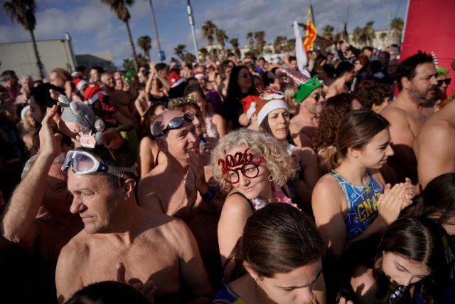 Swimmers prepare to celebrate New Year's Day by taking a traditional first bath of the year at Sant Sebastia beach in Barceloneta neighbourhood, Barcelona, on January 1, 2026. (Photo by Manaure Quintero / AFP)