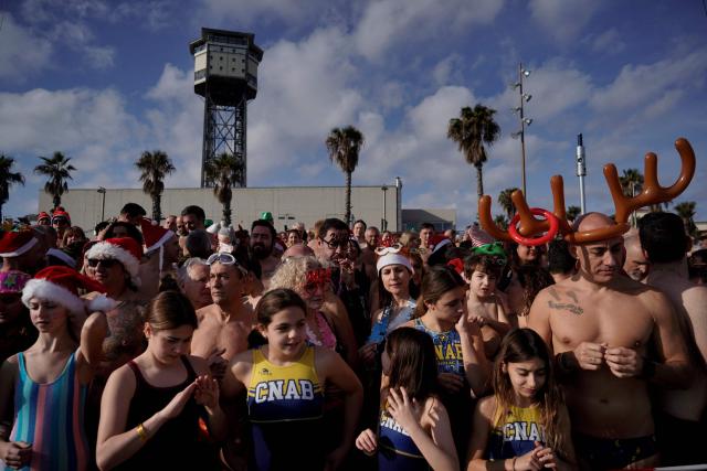 Swimmers prepare to celebrate New Year's Day by taking a traditional first bath of the year at Sant Sebastia beach in Barceloneta neighbourhood, Barcelona, on January 1, 2026. (Photo by Manaure Quintero / AFP)