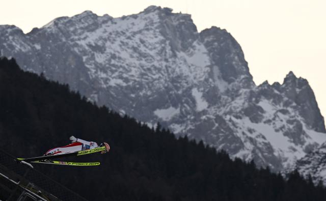 Austria's Maximilian Ortner competes during the Men's Individual Large Hill HS142 event of the FIS Ski Jumping World Cup, the second leg of the Four Hills Tournament, in Garmisch-Partenkirchen, southern Germany on January 1, 2026. (Photo by PHILIPP GUELLAND / AFP)