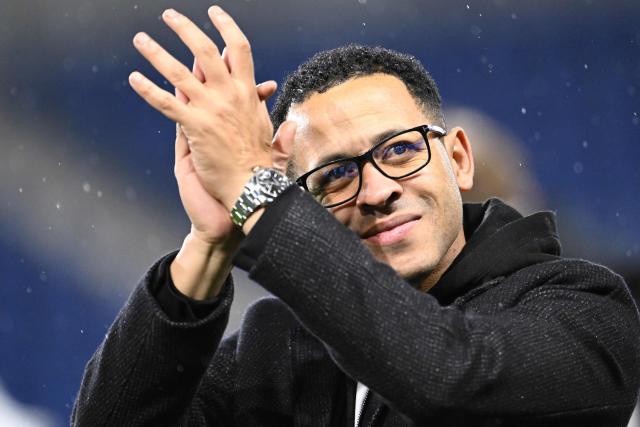 (FILES) Strasbourg's British head coach Liam Rosenior greets supporters at the end of the French L1 football match between RC Strasbourg Alsace and AJ Auxerre at the Stade de la Meinau in Strasbourg, eastern France on October 29, 2025. Enzo Maresca left his role as Chelsea head coach on January 1, 2026 after just 18 months in charge, the Premier League club announced. Liam Rosenior, the head coach of French club Strasbourg, owned by Chelsea's parent company BlueCo -- a consortium headed up by US billionaire businessman Todd Boehly -- is a candidate to replace Maresca despite the 41-year-old's lack of Premier League experience. (Photo by SEBASTIEN BOZON / AFP)
