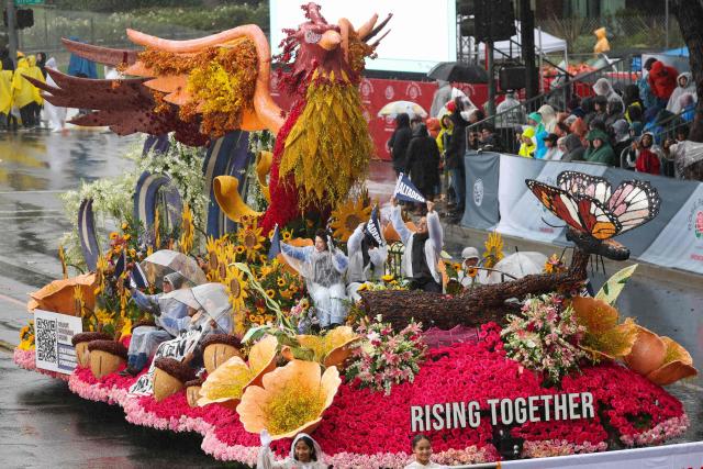 The California Community Foundation and Black Freedom Fund “The Rising Together” float to honor victims of the Altadena, Pasadena, Pacific Palisades and Malibu wildfires features a Phoenix rising as it moves down the parade route in the rain during the 137th Rose Parade on New Years Day in Pasadena, California, on January 1, 2026. The parade features floral floats, marching bands and equestrian units to ring in the New Year along the 5.5 mile (8.8 km) route along Colorado Blvd in Pasadena. (Photo by Patrick T. Fallon / AFP)