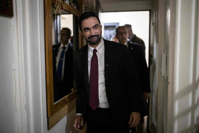 New York Mayor Zohran Mamdani visits the apartment of Nadege Romulus in the Prospect Lefferts Gardens neighborhood of Brooklyn, New York, January 1, 2026, on his first day in office. Mamdani, the young upstart of the US left, was sworn in January 1 to take over as New York mayor for a term sure to see him cross swords with President Donald Trump. After the clocks struck midnight, bringing in 2026, Mamdani took his oath of office at an abandoned subway stop to begin managing the United States' largest city. He is New York's first Muslim mayor. (Photo by Dave Sanders / POOL / AFP)