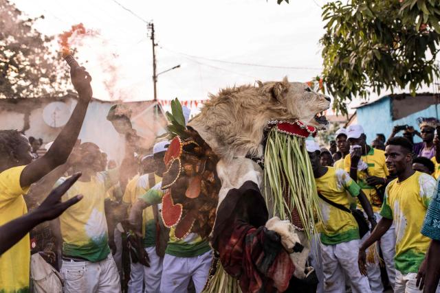 Members of a hunting society showcase their animal head during the annual New Years Hunting Festival in Banjul on January 1, 2026. Deeply rooted in tradition, the festival has become a cherished New Year celebration in The Gambia, marked by music, dancing, and vibrant masquerades. Held in the capital city, Banjul, the event features a friendly yet fierce competition among hunting societies Ekun Baba, Odilleh, and the recently joined Gun Shot Hunting Society as they showcase striking animal head displays, masks, and elaborate costumes. (Photo by Muhamadou BITTAYE / AFP)