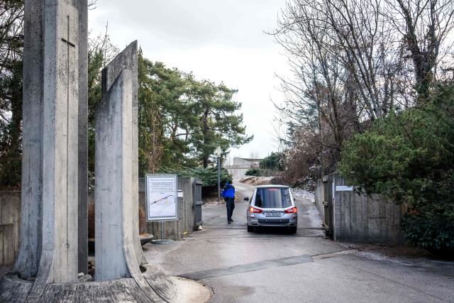 A hearse arrives at the funeral home in Sion on January 2, 2026 the day after a fire that ripped through a bar in the Alpine ski resort of Crans-Montana on January 1, 2026, killing several people and injuring others. Investigators raced on January 2, 2026 to identify the victims of a fire that ripped through a bar in the Swiss Alps town of Crans-Montana, turning a New Year's celebration into one of the country's worst tragedies. It is not yet clear what set off the blaze at Le Constellation, killing around 40 people and injuring about 115 others, many seriously. (Photo by MAXIME SCHMID / AFP)