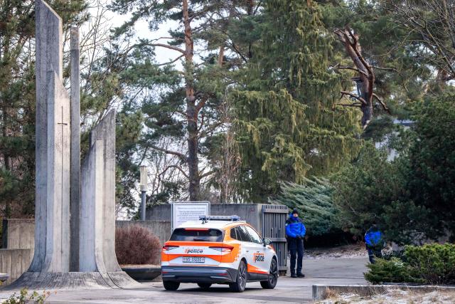 Swiss police officers stand guard at the funeral home in Sion on January 2, 2026 the day after a fire that ripped through a bar in the Alpine ski resort of Crans-Montana on January 1, 2026, killing several people and injuring others. Investigators raced on January 2, 2026 to identify the victims of a fire that ripped through a bar in the Swiss Alps town of Crans-Montana, turning a New Year's celebration into one of the country's worst tragedies. It is not yet clear what set off the blaze at Le Constellation, killing around 40 people and injuring about 115 others, many seriously. (Photo by MAXIME SCHMID / AFP)