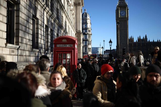 Crowds of people fill the pavement in Parliament Square in front of Elizabeth Tower (Big Ben) and the Palace of Westminster, which contains the Houses of Parliament, in London on January 2, 2026. Politics will spring back into life for the New Year when parliament returns from recess on January 5. (Photo by Henry NICHOLLS / AFP)