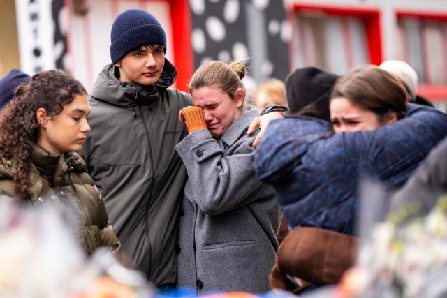 Mourners gather near the site of a fire that ripped through a bar during New Year's Eve celebrations in the Alpine ski resort town of Crans-Montanal killing around 40 people and injuring more than 100 others, in Crans-Montana on January 2, 2026. Investigators raced on January 2, 2026 to identify the victims of a fire that ripped through a bar in the Swiss Alps town of Crans-Montana, turning a New Year's celebration into one of the country's worst tragedies. Frederic Gisler, police commander in the Wallis canton in southwestern Switzerland, told reporters that authorities had counted "around 40 people who have died and around 115 injured, most of them seriously". (Photo by MAXIME SCHMID / AFP)