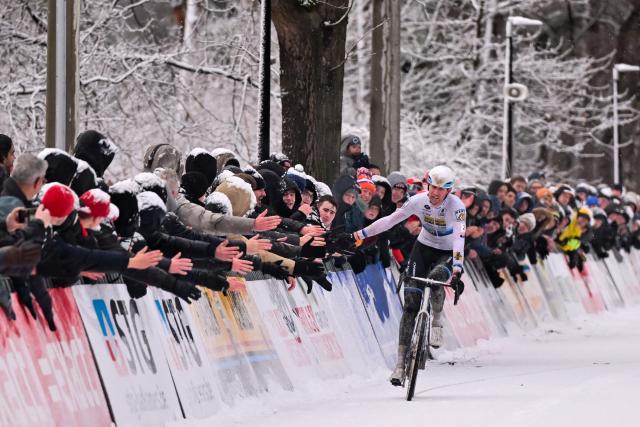 Belgian Toon Aerts greets supporters as he crosses the finish line at the end of the men's elite race of the Zilvermeercross cyclocross cycling event, stage 5 out of 7 in the Exact Cross competition, in Mol on January 2, 2026. (Photo by LUC CLAESSEN / Belga / AFP) / Belgium OUT