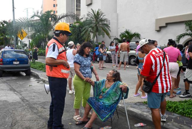 A tourist is assisted after being evacuated from a hotel during a 6.5 magnitude earthquake in Acapulco, Guerrero state, Mexico on January 2, 2026. A 6.5-magnitude earthquake shook Mexico City and parts of southwestern Guerrero state on Friday, the national seismological service confirmed. (Photo by Francisco ROBLES / AFP)