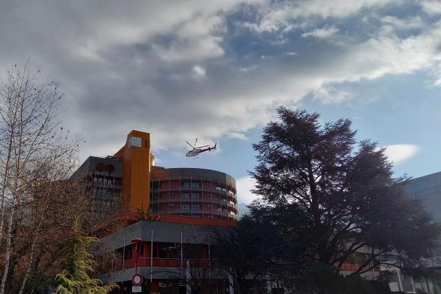 A helicopter leaves the hospital from which injured victims are being transferred, following the fatal bar fire in Sion near Crans-Montana on January 2, 2026. Some 40 people were killed and around 115 injured in the blaze at a bar in the luxury Swiss ski resort town of Crans-Montana on December 31, 2025, turning a New Year's celebration into one of the country's worst tragedies. From January 1, 2026, patients were transferred from Switzerland to hospitals in Germany, Italy and France after emergency units at local hospitals filled up. (Photo by Robin MILLARD / AFP)