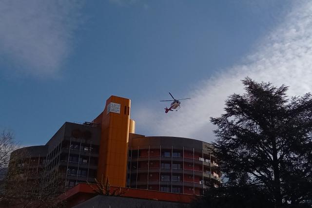A helicopter leaves the hospital from which injured victims are being transferred, following the fatal bar fire in Sion near Crans-Montana on January 2, 2026. Some 40 people were killed and around 115 injured in the blaze at a bar in the luxury Swiss ski resort town of Crans-Montana on December 31, 2025, turning a New Year's celebration into one of the country's worst tragedies. From January 1, 2026, patients were transferred from Switzerland to hospitals in Germany, Italy and France after emergency units at local hospitals filled up. (Photo by Robin MILLARD / AFP)