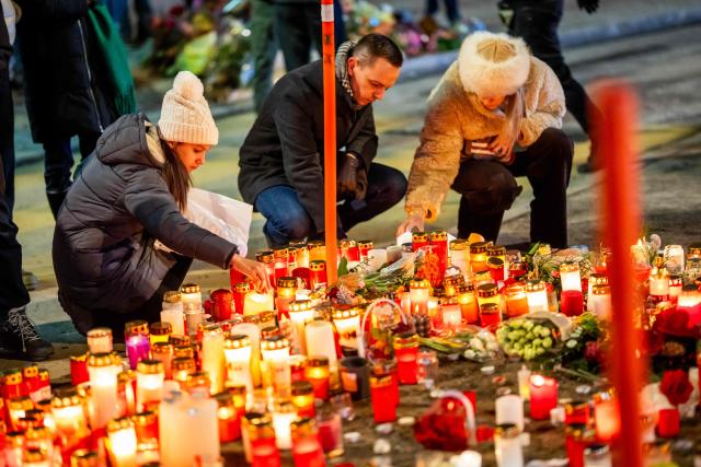 Mourners light candles at a makeshift memorial near the site of a fire that ripped through a bar during New Year's Eve celebrations in the Alpine ski resort town of Crans-Montana killing around 40 people and injuring more than 100 others, in Crans-Montana on January 2, 2026. Investigators raced on January 2, 2026 to identify the victims of a fire that ripped through a bar in the Swiss Alps town of Crans-Montana, turning a New Year's celebration into one of the country's worst tragedies. Frederic Gisler, police commander in the Wallis canton in southwestern Switzerland, told reporters that authorities had counted "around 40 people who have died and around 115 injured, most of them seriously". (Photo by MAXIME SCHMID / AFP)
