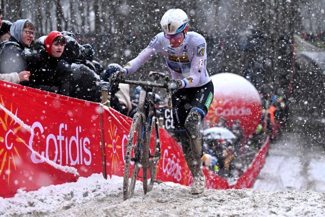 Charles Liegois-Deschacht Team's Belgian rider Toon Aerts competes in the men's elite race of the Zilvermeercross cyclocross cycling event, stage 5 out of 7 in the Exact Cross competition, in Mol on January 2, 2026. (Photo by LUC CLAESSEN / Belga / AFP) / Belgium OUT