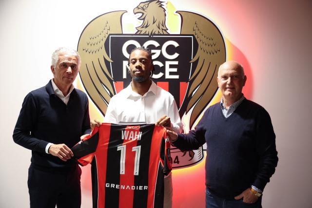 OGC Nice's French presidents Jean-Pierre Rivere (L) and Maurice Cohen pose with Nice's French new player Elye Wahi pose with his jersey after a press conference in Nice, south-eastern France, on January 2, 2026. (Photo by Valery HACHE / AFP)
