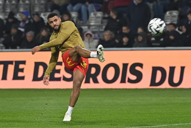 Lens' French defender #14 Matthieu Udol kicks the ball during the warm up ahead of the French L1 football match between Toulouse FC and RC Lens at the TFC Stadium in Toulouse, southwestern France, on January 2, 2026. (Photo by Matthieu RONDEL / AFP)