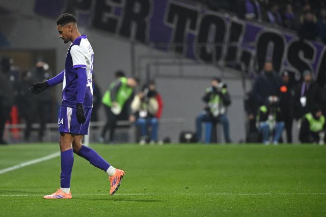Toulouse's Brazilian forward #20 Emersonn leaves the pitch as he is sent off for a foul on Lens' French forward #11 Odsonne Edouard (not pictured) during the French L1 football match between Toulouse FC and RC Lens at the TFC Stadium in Toulouse, southwestern France, on January 2, 2026. (Photo by Matthieu RONDEL / AFP)
