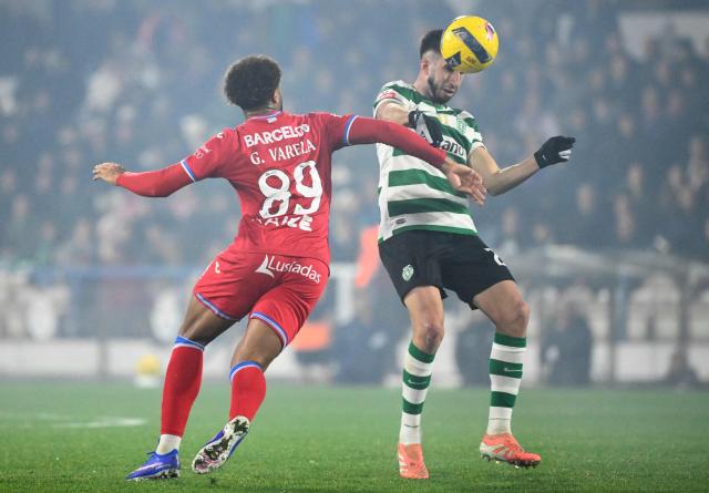 Sporting Lisbon's Portuguese defender #25 Goncalo Inacio fights for the ball with Gil Vicente's Portuguese forward #89 Gustavo Varela during the Portuguese League football match between Gil Vicente FC and Sporting CP at Cidade de Barcelos stadium in Barcelos on January 2, 2026. (Photo by Miguel RIOPA / AFP)