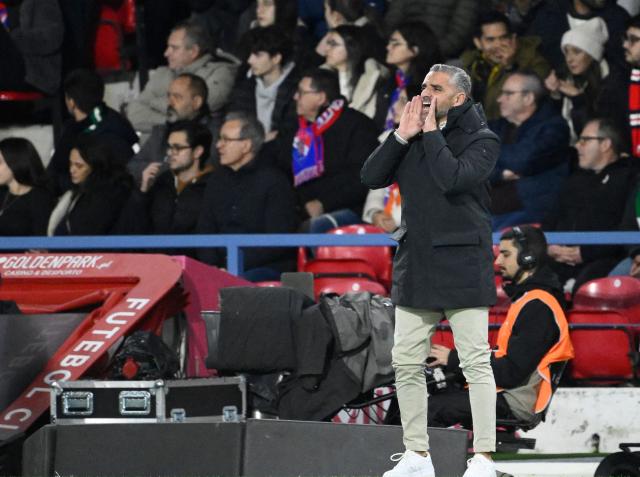 Sporting Lisbon's Portuguese coach Rui Manuel Borges shouts instructions to his players from the touchline during the Portuguese League football match between Gil Vicente FC and Sporting CP at Cidade de Barcelos stadium in Barcelos on January 2, 2026. (Photo by Miguel RIOPA / AFP)