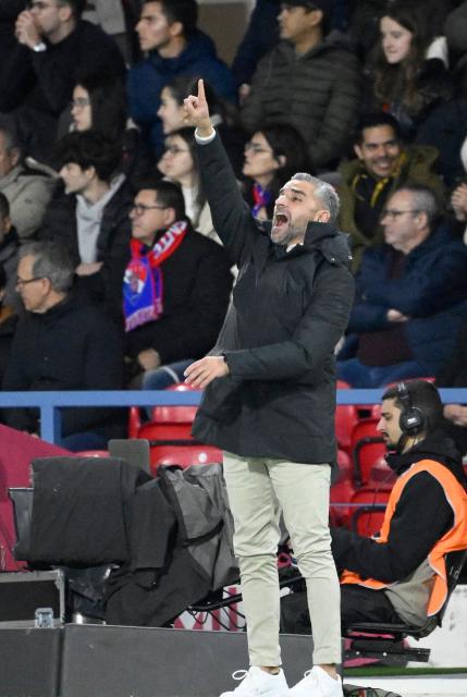 Sporting Lisbon's Portuguese coach Rui Manuel Borges shouts instructions to his players from the touchline during the Portuguese League football match between Gil Vicente FC and Sporting CP at Cidade de Barcelos stadium in Barcelos on January 2, 2026. (Photo by Miguel RIOPA / AFP)