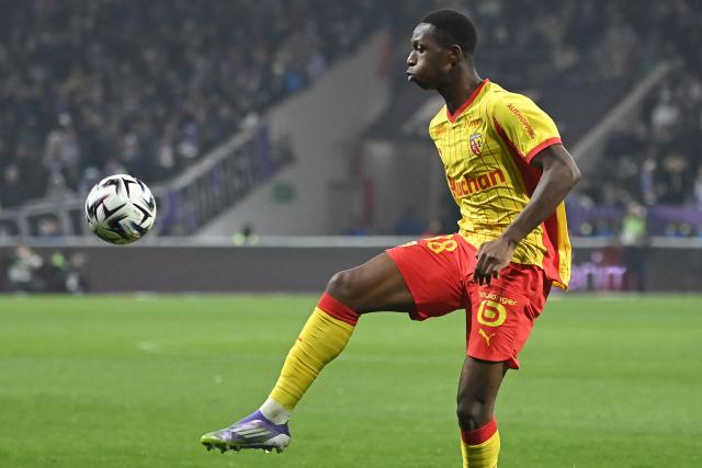 Lens' French forward #38 Rayan Fofana controls the ball during the French L1 football match between Toulouse FC and RC Lens at the TFC Stadium in Toulouse, southwestern France, on January 2, 2026. (Photo by Matthieu RONDEL / AFP)