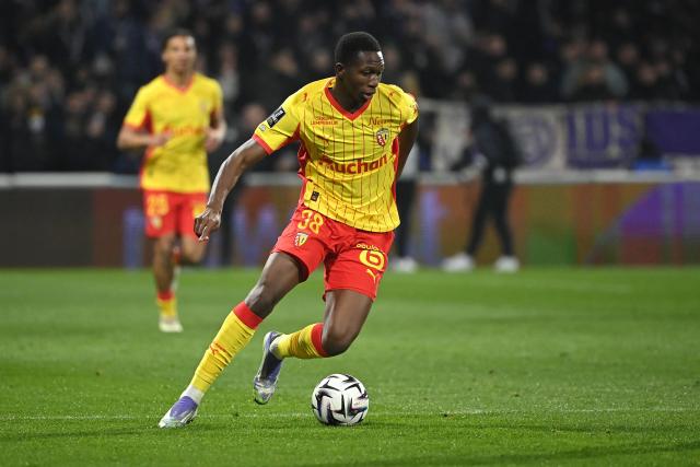 Lens' French forward #38 Rayan Fofana runs with the ball during the French L1 football match between Toulouse FC and RC Lens at the TFC Stadium in Toulouse, southwestern France, on January 2, 2026. (Photo by Matthieu RONDEL / AFP)